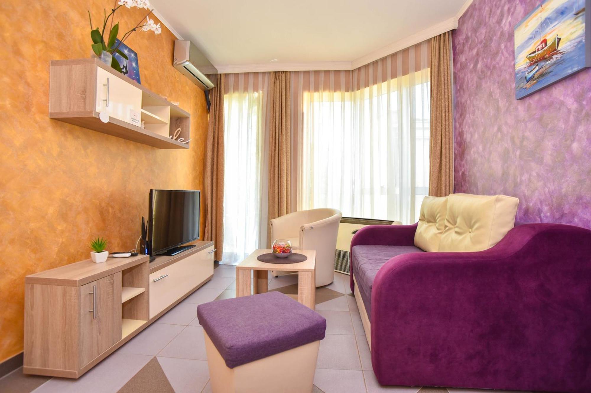 Golden Lavender Apartment *